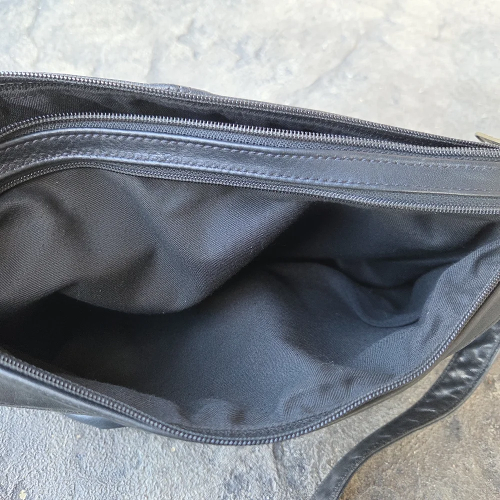 Stone Mountain Accessories Black Leather Shoulder Bag